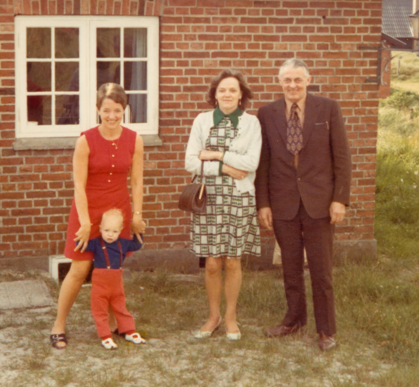 Tove Bengaard med datteren Anette sammen med Erna og Knud Bengaard